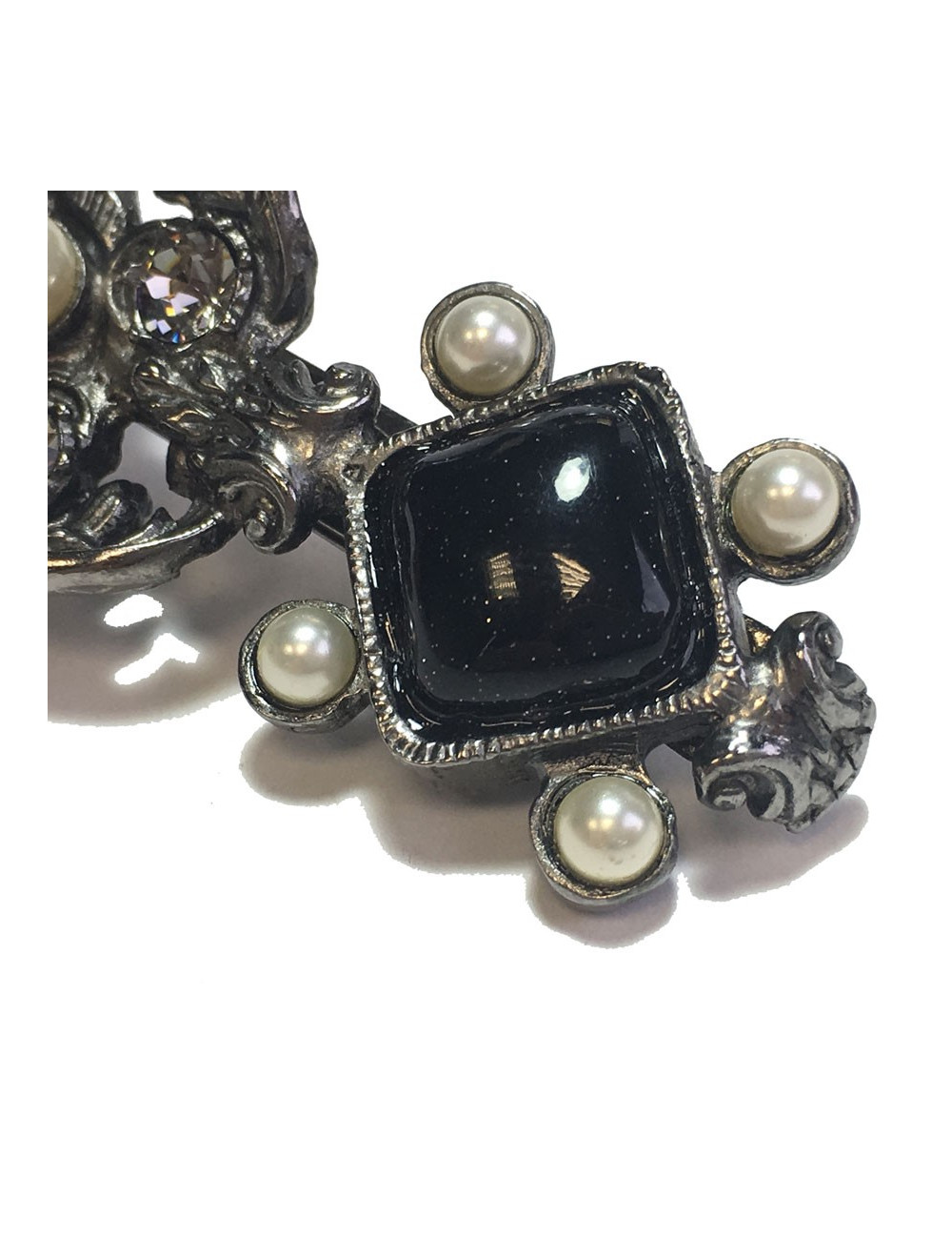 Barrette CHANEL en métal argenté perles nacrées, strass et pâte de verre noir pailletée
