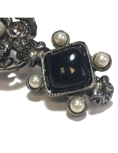 Barrette CHANEL en métal argenté perles nacrées, strass et pâte de verre noir pailletée