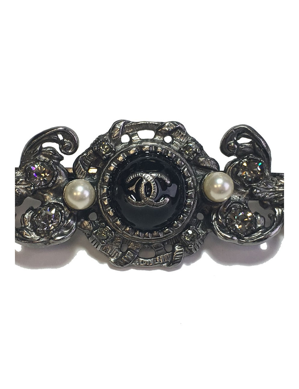 Barrette CHANEL en métal argenté perles nacrées, strass et pâte de verre noir pailletée