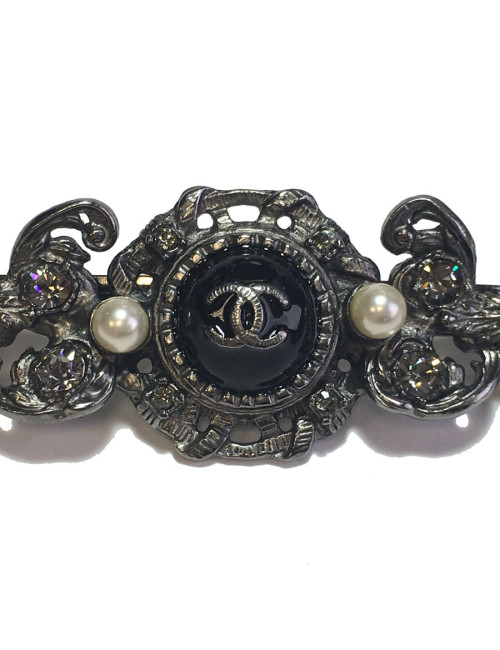 Barrette CHANEL en métal argenté perles nacrées, strass et pâte de verre noir pailletée