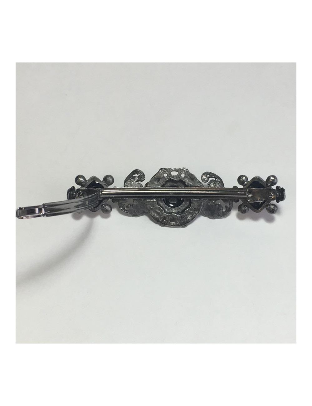 Barrette CHANEL en métal argenté perles nacrées, strass et pâte de verre noir pailletée