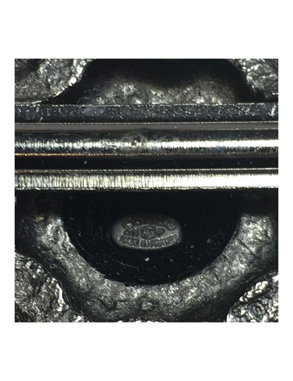 Barrette CHANEL en métal argenté perles nacrées, strass et pâte de verre noir pailletée