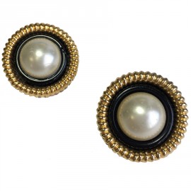 Boucles d'oreille clips CHANEL Vintage perle nacrée et métal doré