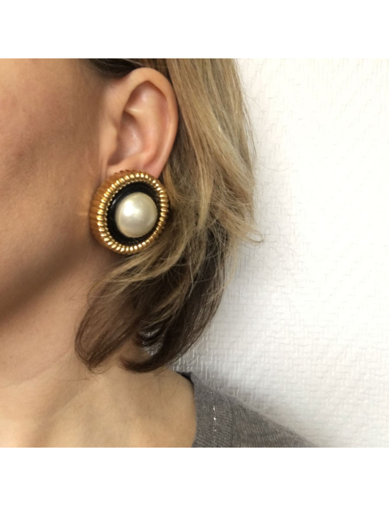 Boucles d'oreille clips CHANEL Vintage perle nacrée et métal doré