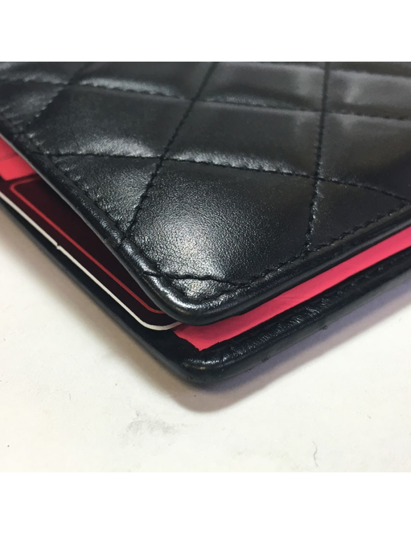 Portefeuille CHANEL Cambon en cuir matlassé noir intérieur rose