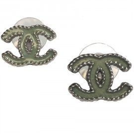 Boucles d'oreille clous CHANEL CC en métal argenté et résine vert céladon
