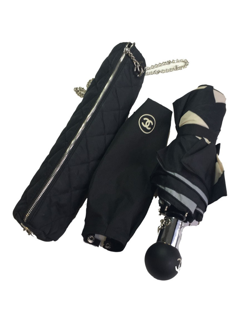 Parapluie CHANEL dans son sac avec chaînette