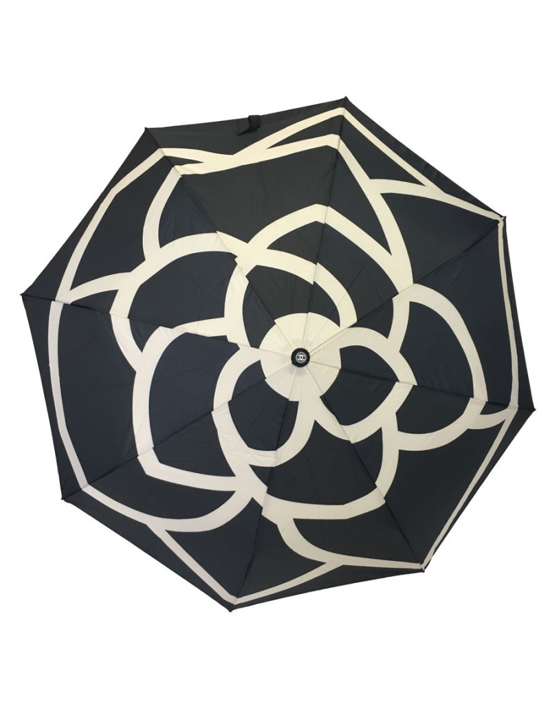 Parapluie CHANEL dans son sac avec chaînette