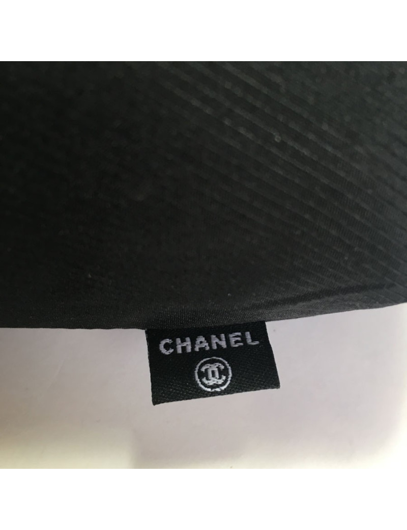 Parapluie CHANEL dans son sac avec chaînette