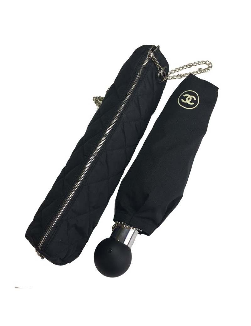 Parapluie CHANEL dans son sac avec chaînette