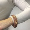 Bracelet LOUIS VUITTON rose transparent à inclusions "LV" 