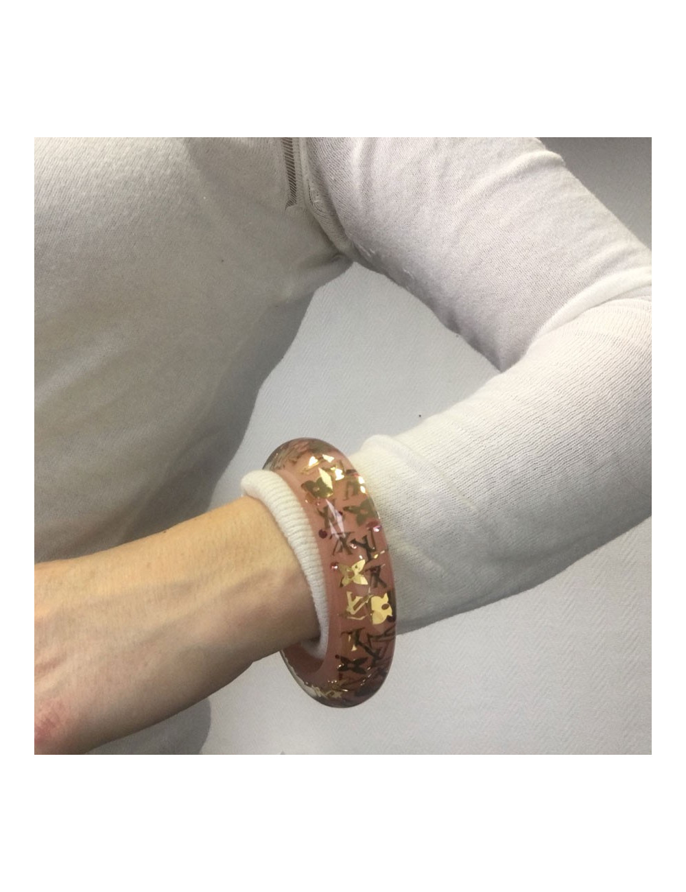 Bracelet LOUIS VUITTON rose transparent à inclusions "LV" 