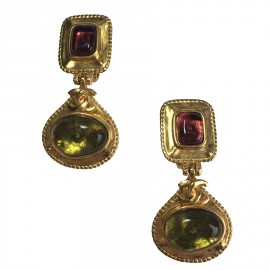 Boucles d'oreilles clips CHANEL Couture en métal doré et pierres semi précieuses vert ambre et rose