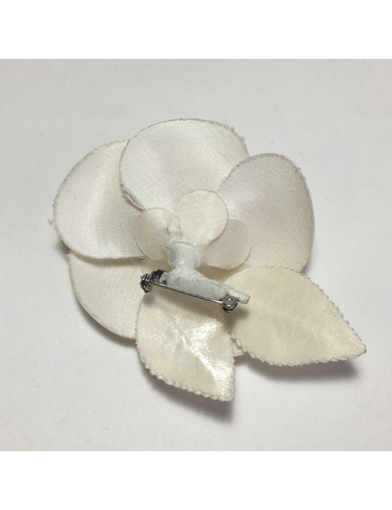 Broche Camélia CHANEL en tissu ivoire