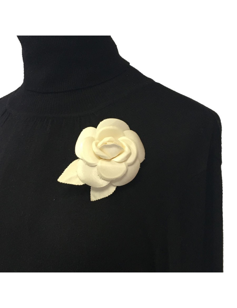 Broche Camélia CHANEL en tissu ivoire