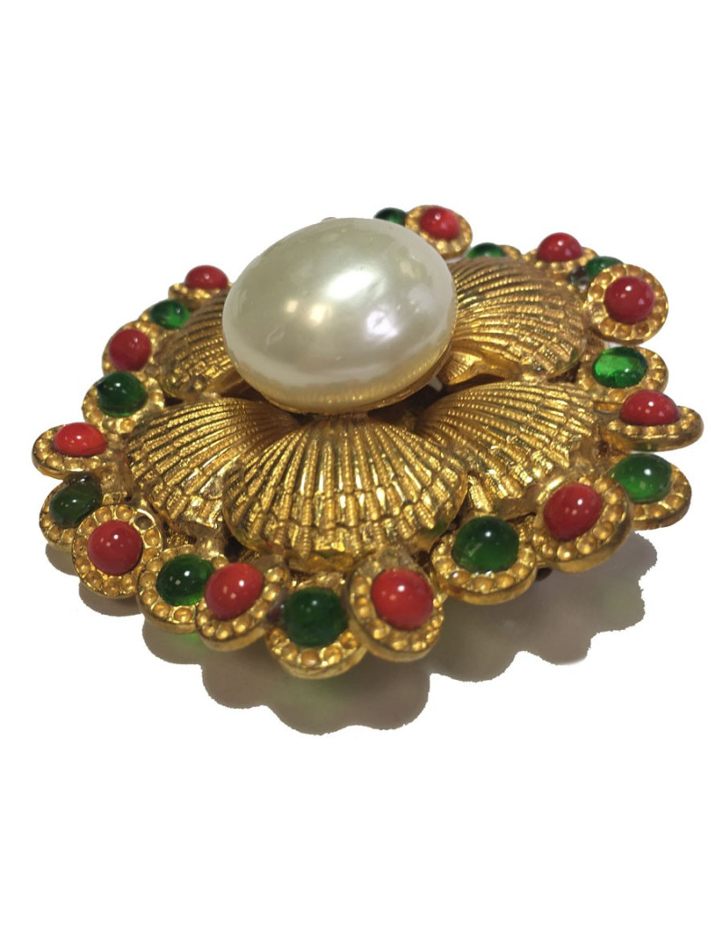 Broche CHANEL couture en métal doré, perle nacrée et de couleur vintage