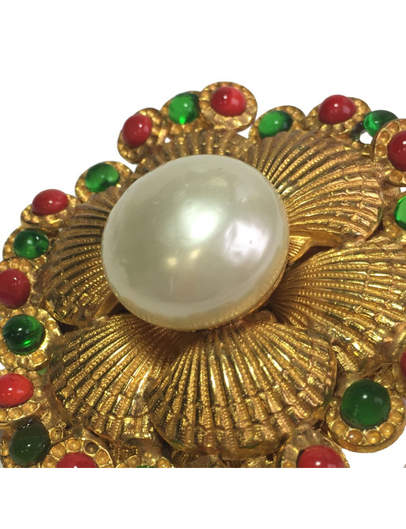 Broche CHANEL couture en métal doré, perle nacrée et de couleur vintage