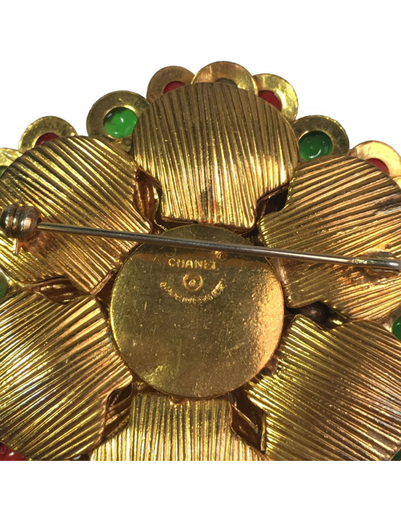 Broche CHANEL couture en métal doré, perle nacrée et de couleur vintage