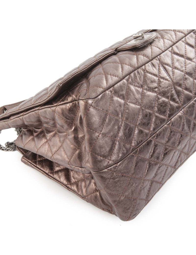 CHANEL tote bag in Glossy brown shiny quilted leather 