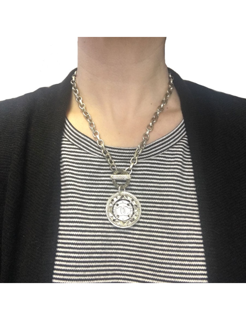 Collier CHANEL en métal couleur or pâle