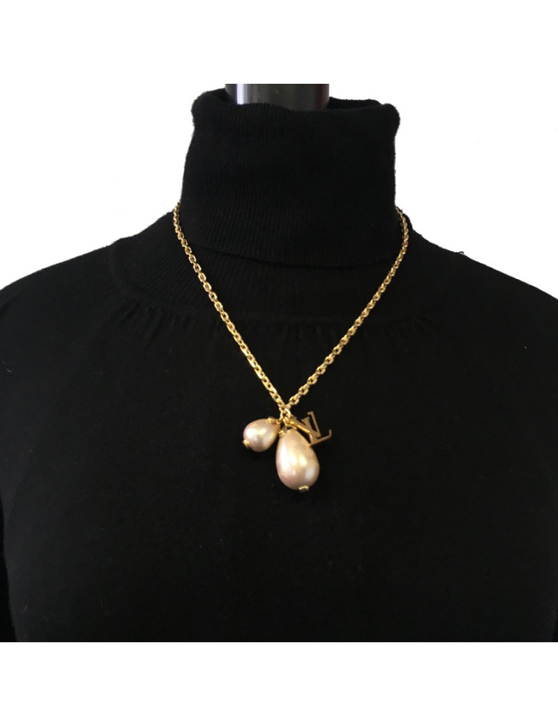 xxx Collier LOUIS VUITTON en métal doré et perles nacrées 