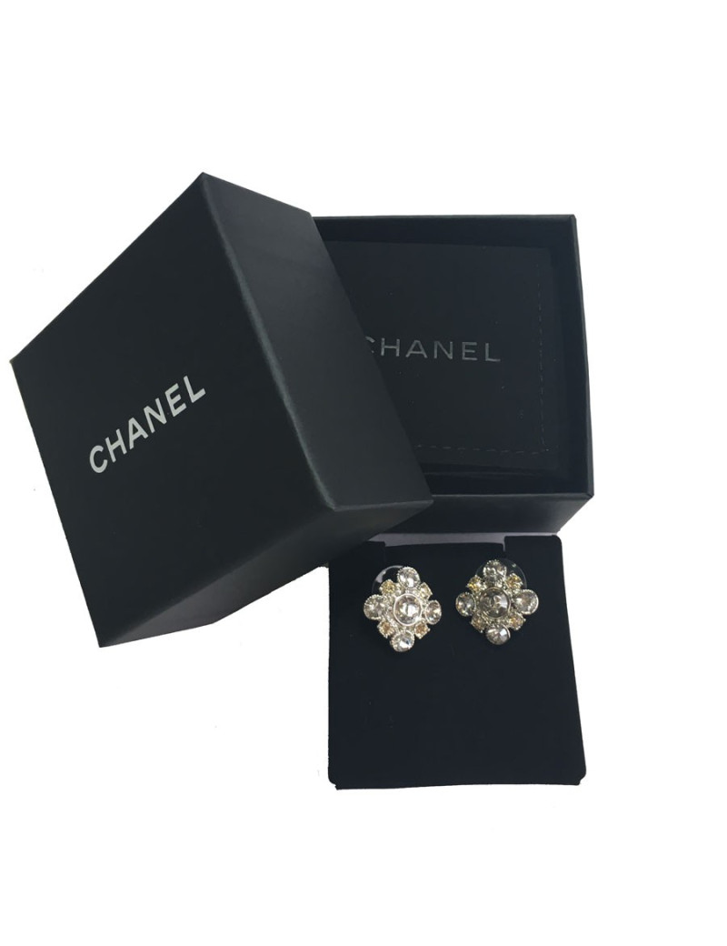 xxx Boucles d'oreille clous CHANEL serties de brillants
