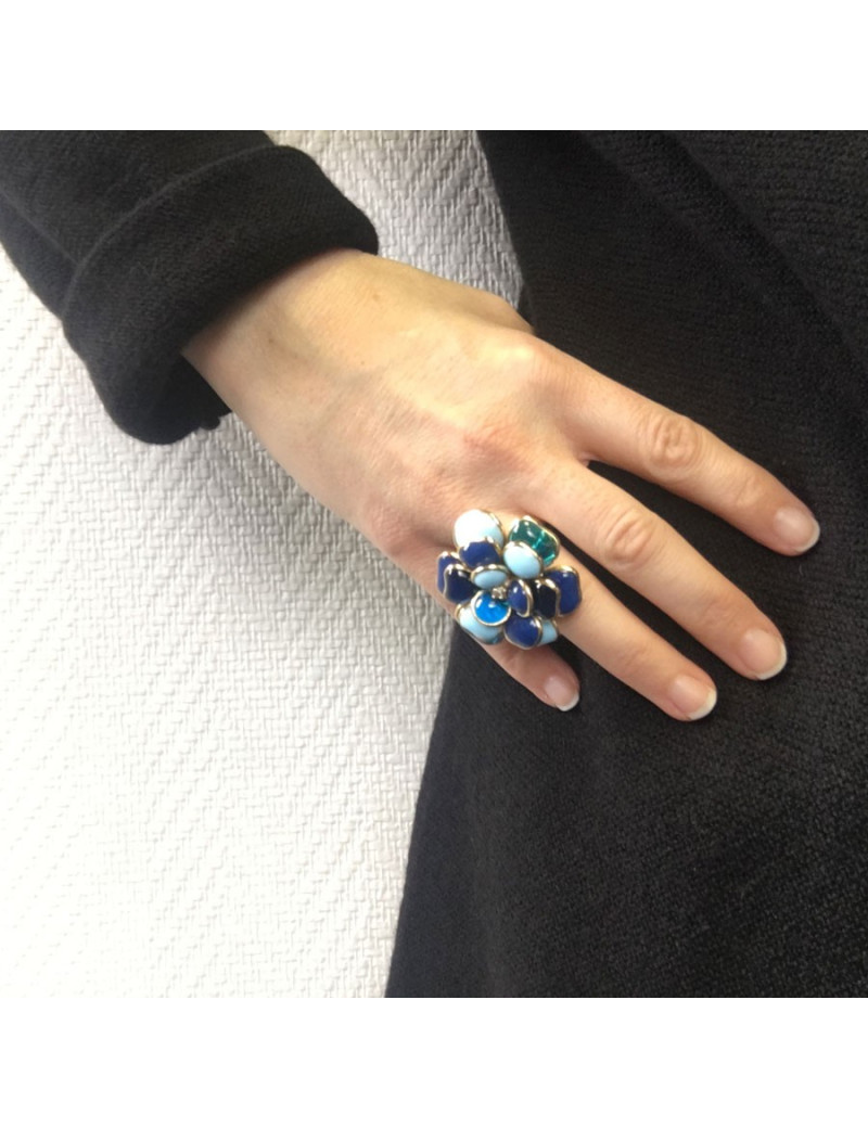 Bague MARGUERITE DE VALOIS camélia T50 en métal doré et pâte de verre bleue