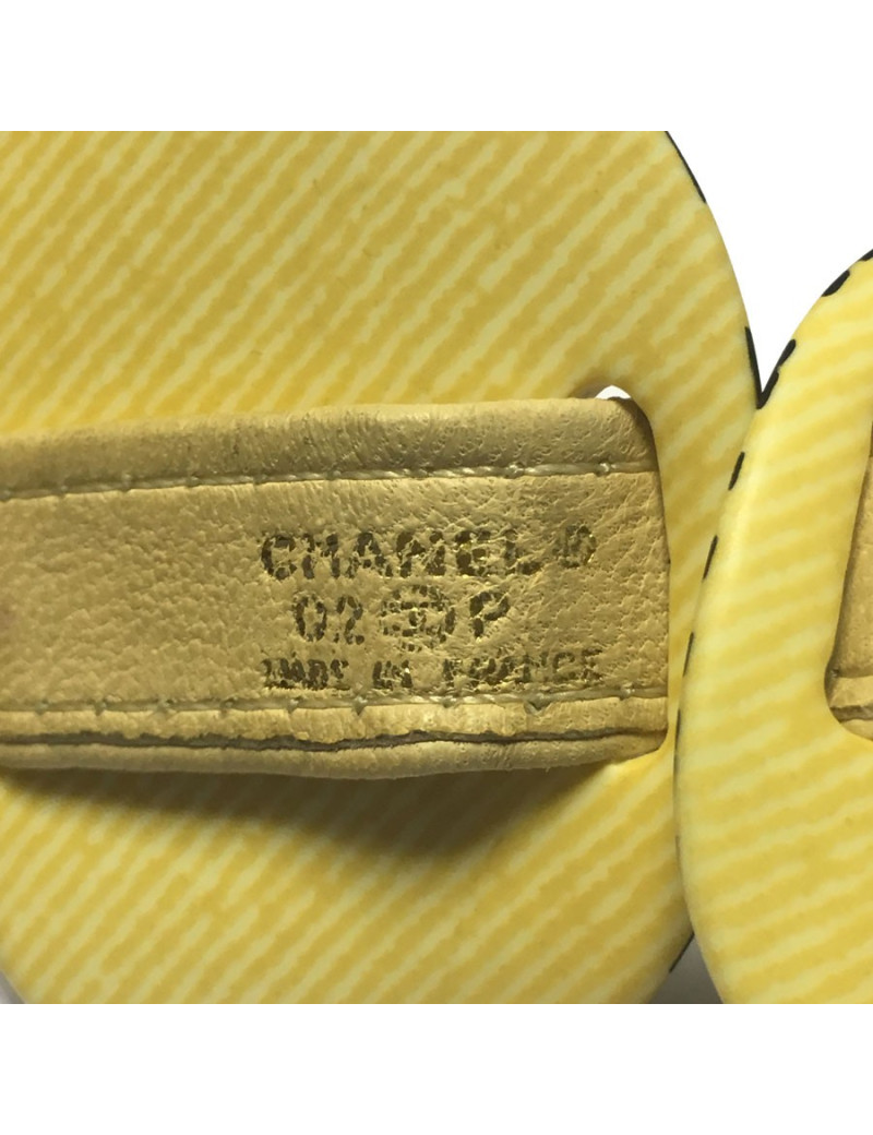 CHANEL T90 belt in beige leather and yellow plastic parts