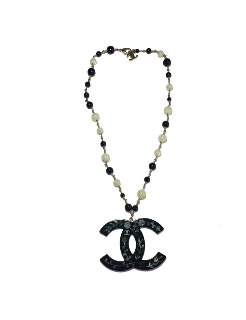 Collier CHANEL CC en résine noire incrustée de nacre, perles noires et nacrées