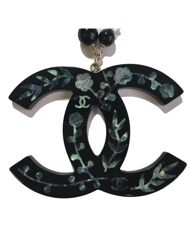 Collier CHANEL CC en résine noire incrustée de nacre, perles noires et nacrées