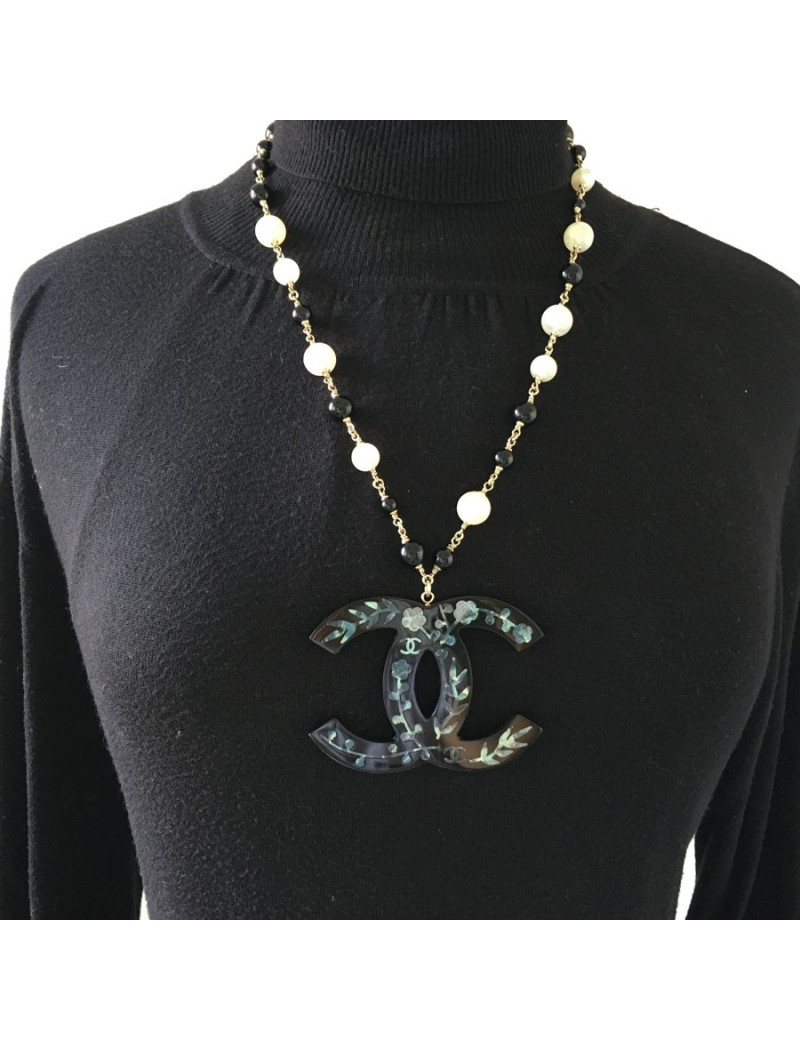CHANEL CC pendant necklace with gilded metal, black and pearly pearls