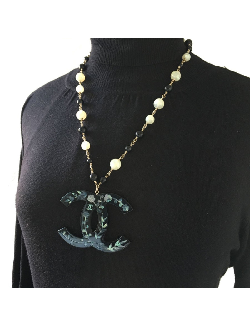 Collier CHANEL CC en résine noire incrustée de nacre, perles noires et nacrées