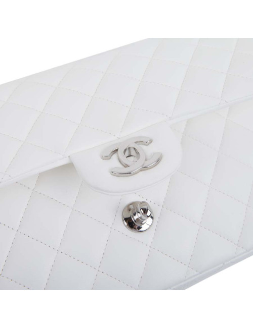 Sac timeless CHANEL cuir d'agneau blanc matelassé