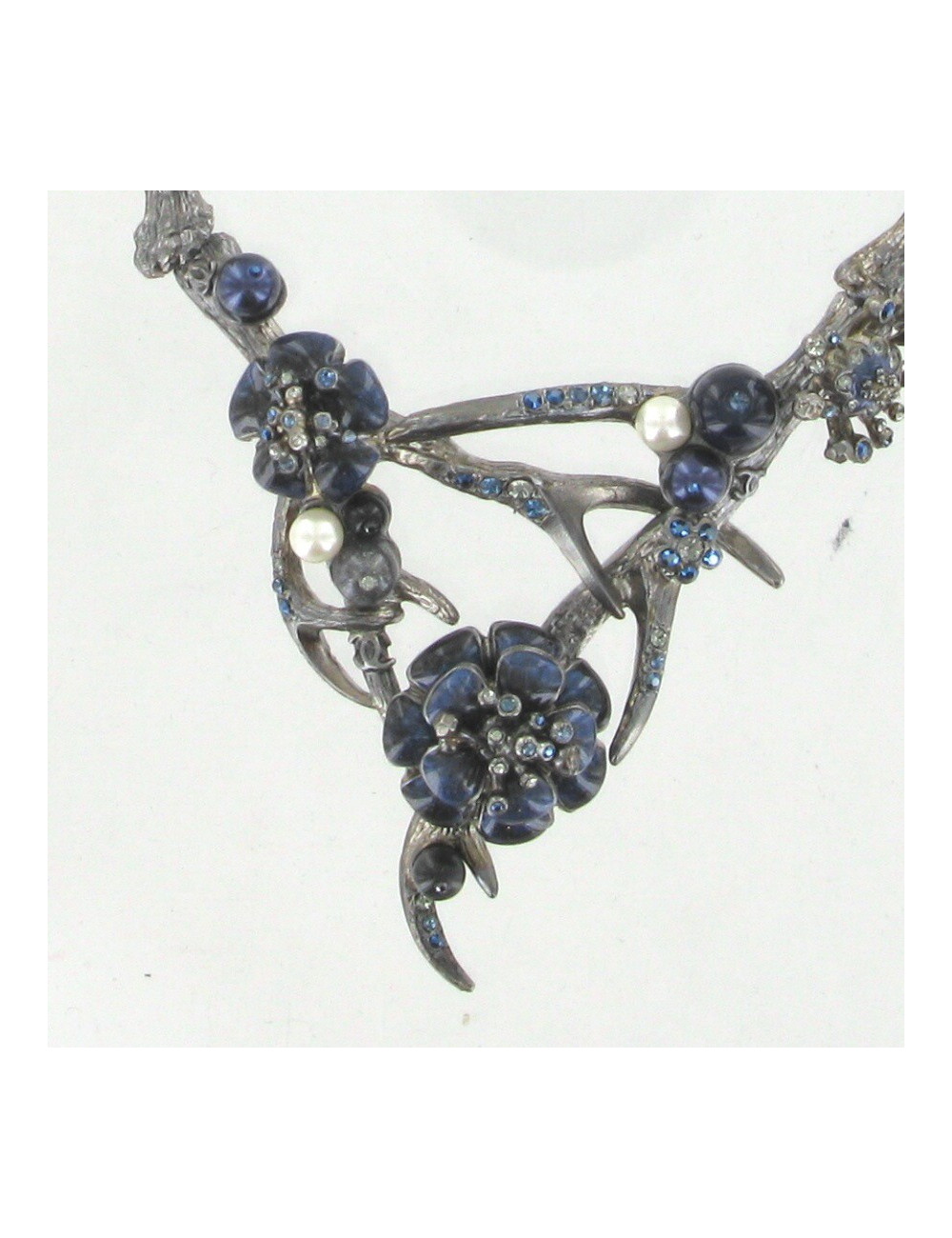 Collier CHANEL bois de cerf et camélias