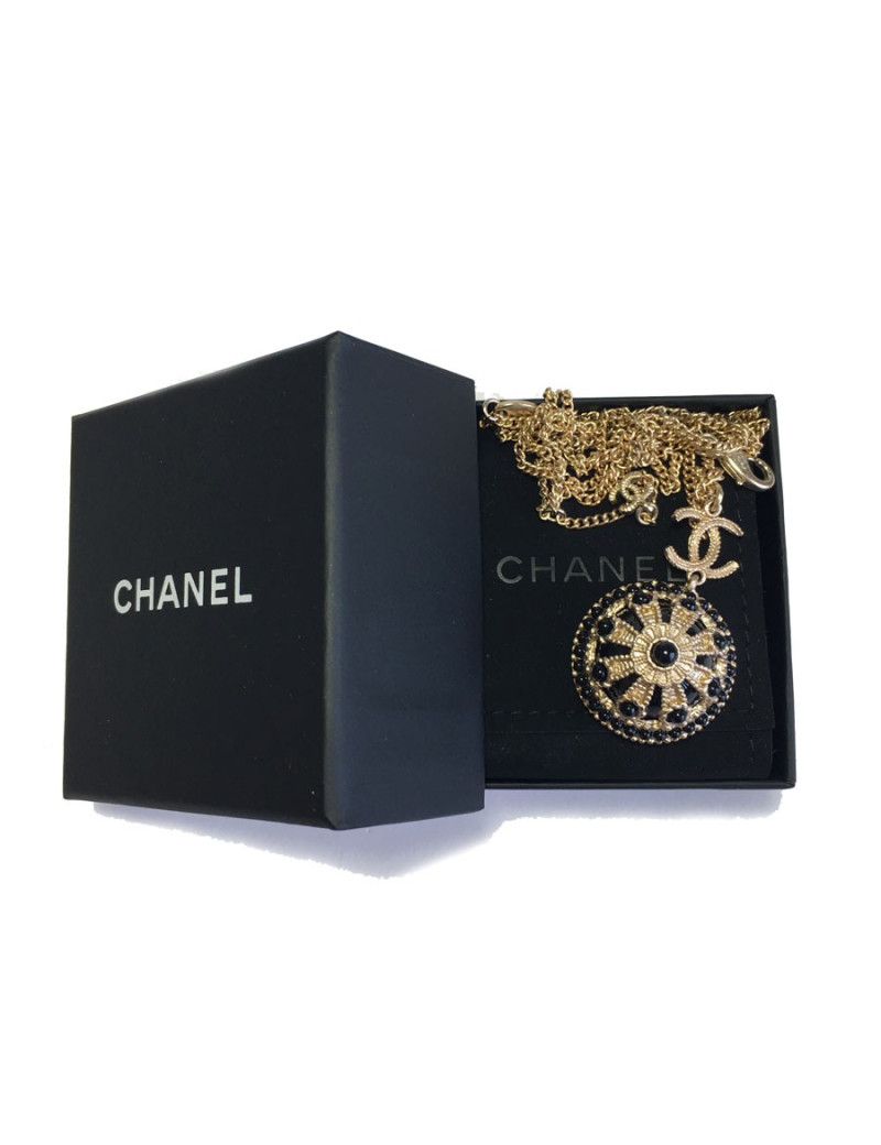 Collier CHANEL en métal doré,  pendentif  serti de petites perles noires