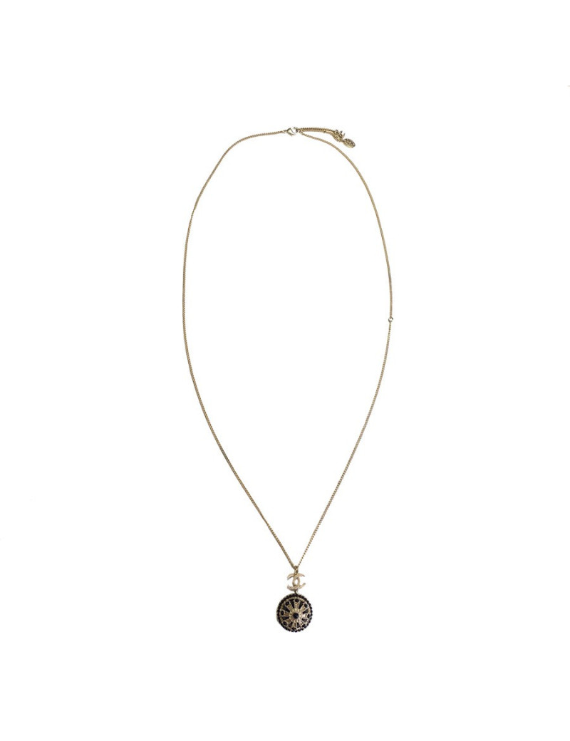 Collier CHANEL en métal doré,  pendentif  serti de petites perles noires