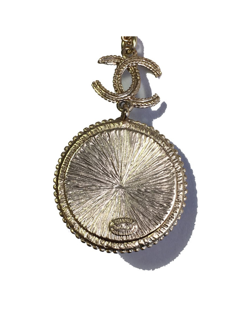 Collier CHANEL en métal doré,  pendentif  serti de petites perles noires