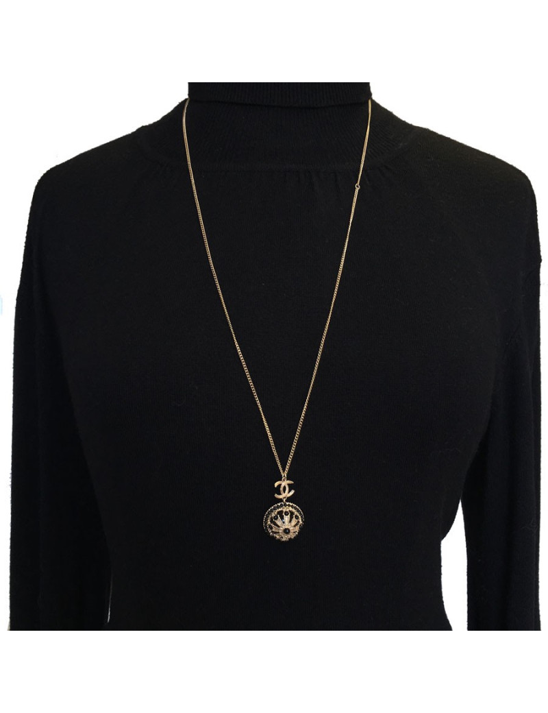 Collier CHANEL en métal doré,  pendentif  serti de petites perles noires