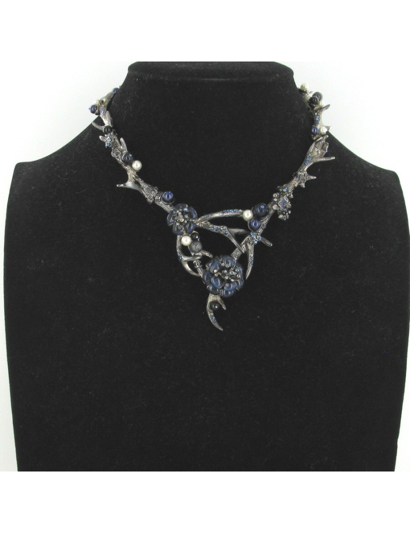 Collier CHANEL bois de cerf et camélias