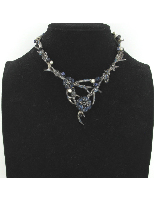 Collier CHANEL bois de cerf et camélias