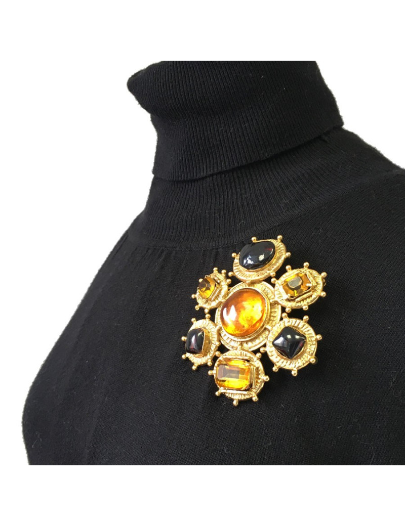 CHANEL couture vintage brooch in gilt metal and molten glass