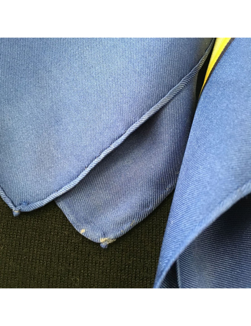 Carré HERMES "Le Bois de Boulogne" en soie bleue, or et ivoire