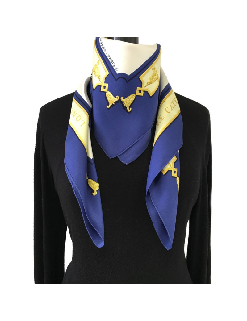Carré HERMES "Le Bois de Boulogne" en soie bleue, or et ivoire