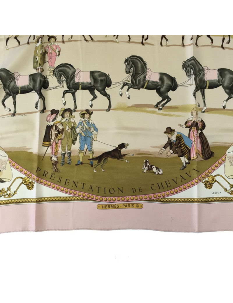 Carré HERMES 'Présentation de chevaux" vintage en soie rose, ivoire et or