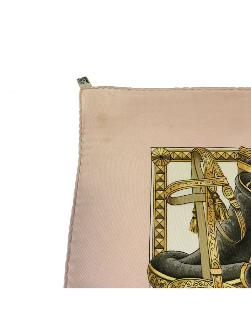 Carré HERMES 'Présentation de chevaux" vintage en soie rose, ivoire et or