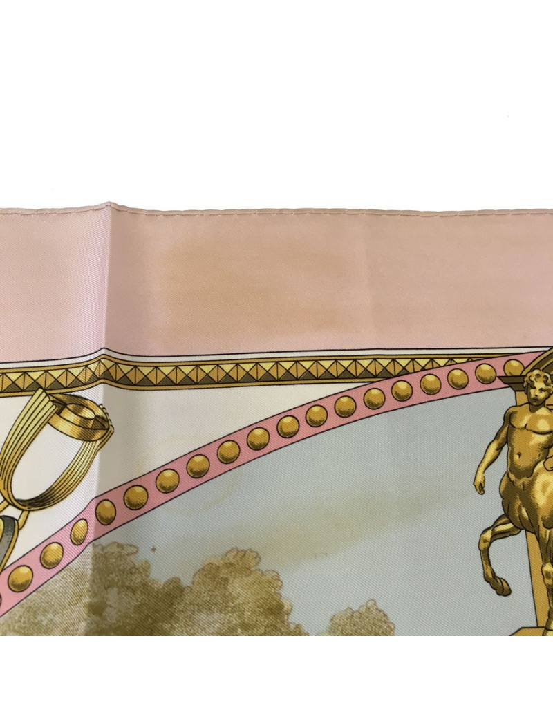 Carré HERMES 'Présentation de chevaux" vintage en soie rose, ivoire et or