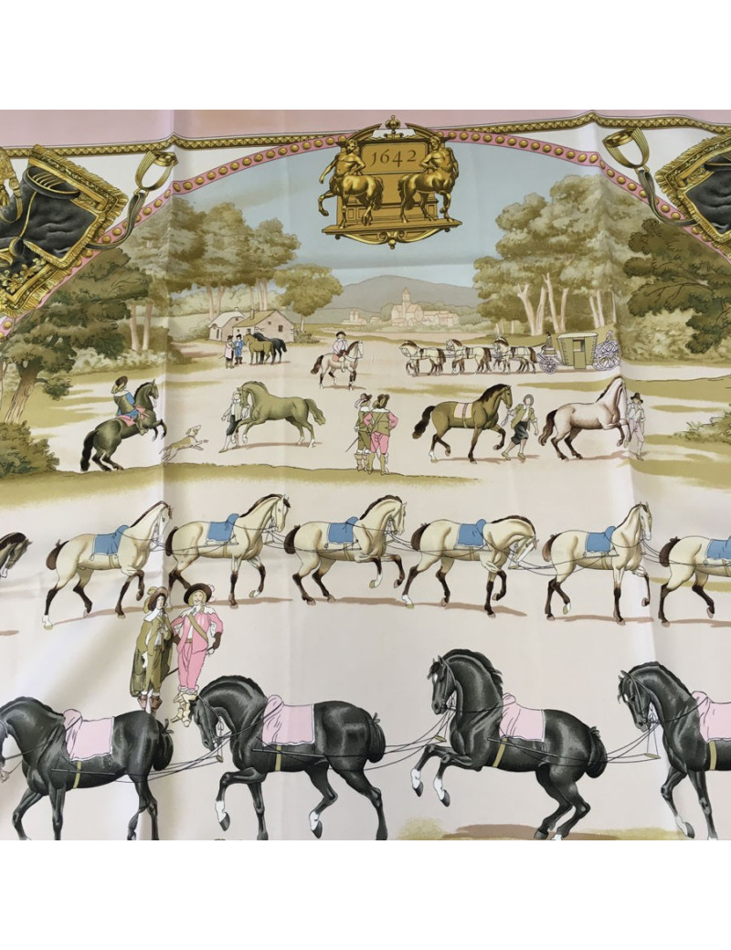 Carré HERMES 'Présentation de chevaux" vintage en soie rose, ivoire et or