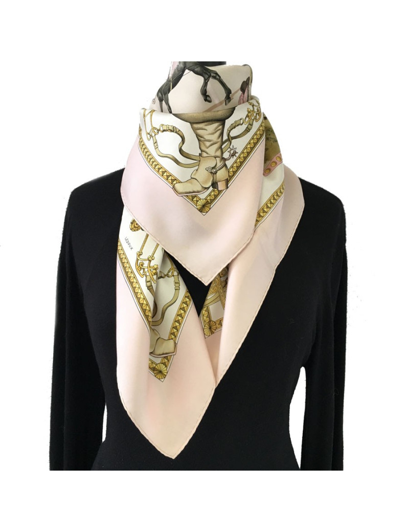 Carré HERMES 'Présentation de chevaux" vintage en soie rose, ivoire et or