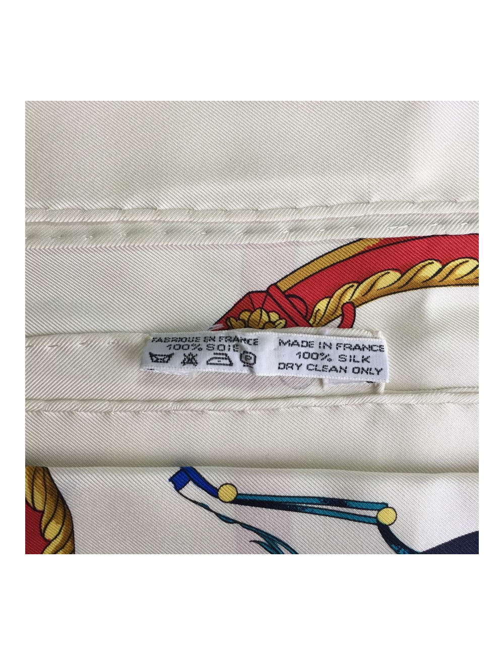 xxx Carré HERMES "Springs" en soie multicolore sur fond blanc