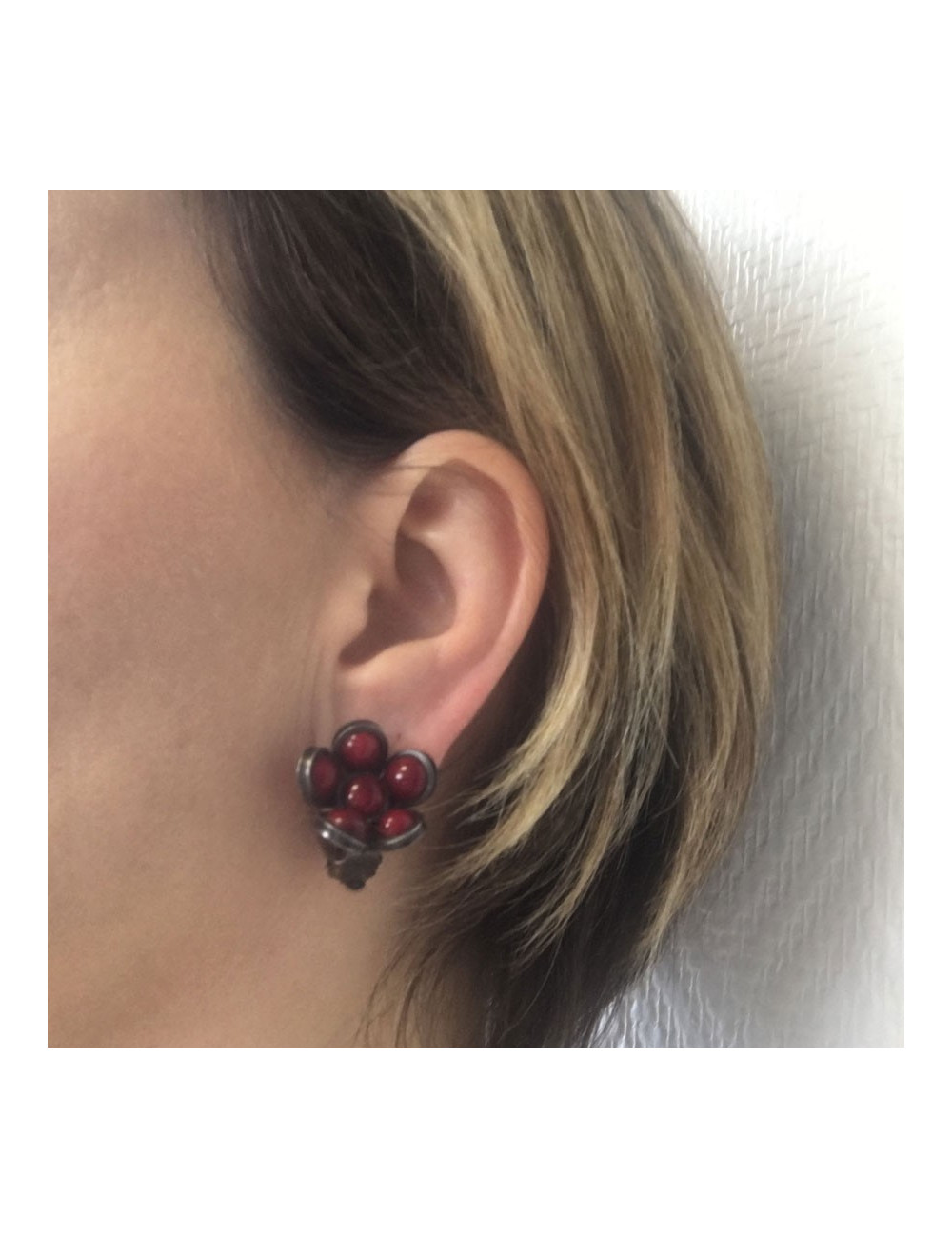 Boucles d'oreilles Clips MARGUERITE DE VALOIS fleurettes en pâte de verre rouge 